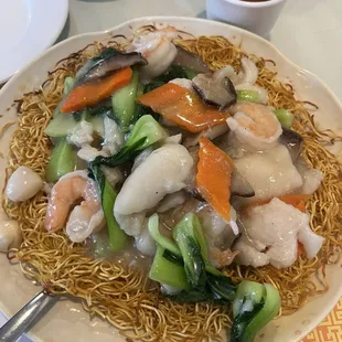 Crispy noodle and seafood.