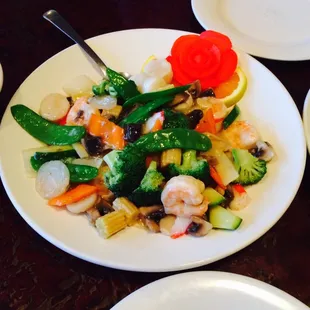 a plate of shrimp and vegetables