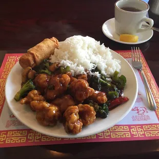 General Tso&apos;s Chicken lunch combo; $5.95!
