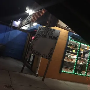 the outside of a restaurant at night