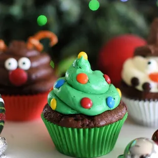 christmas cupcakes and ornaments