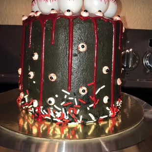 Halloween eyeball drip cake