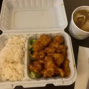 General Tso's chicken Dinner Combo (with white rice and wonton soup)