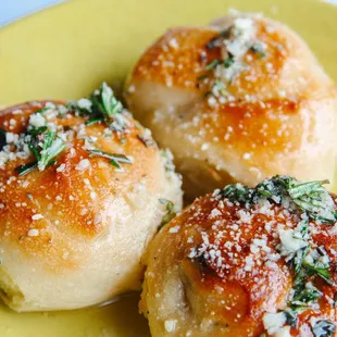 Famous garlic knots