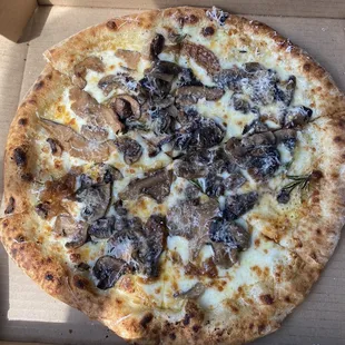 5/5/23 Garlic mushrooms pizza! Love this!