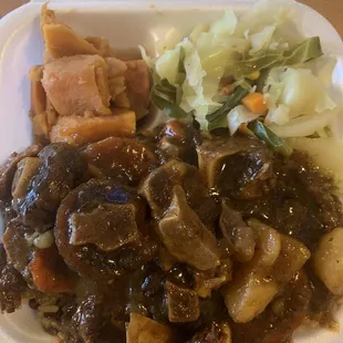 Medium Oxtail with yams and cabbage