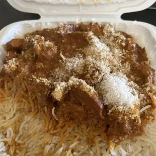 This is a curry chicken with sweet coconut flavor, very delicious ...... recommend