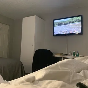 2 Queen Bedroom  40 Inch LG TV  Free Cable &amp; WiFi