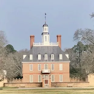 Colonial Williamsburg&apos;s Governor&apos;s Palace, built between 1712-22, restored 1934, housed 7 royal governors Patrick Henry and Thomas Jefferson