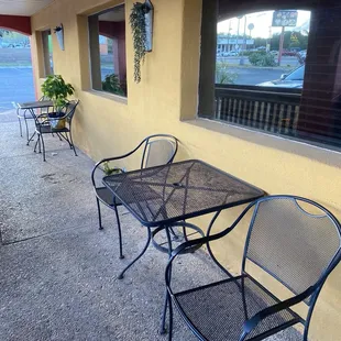 Outdoor seating. Not sure if you can eat here, but you could definitely wait for a table here