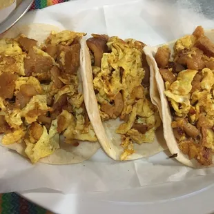Chitchat on an egg tacos