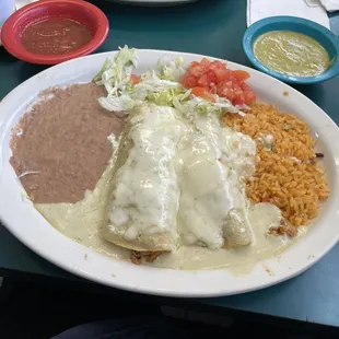 Chicken with green sauce, rice and beans.