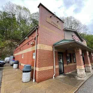 the outside of the restaurant
