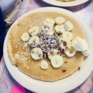 Pancake with pecans and bananas.