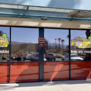 the outside of the restaurant