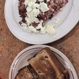 Cornbeef hash w/ raisin toast