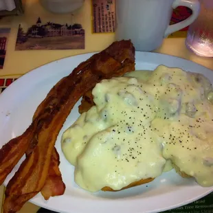 Small biscuits and gravy