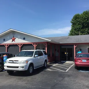 the outside of the restaurant