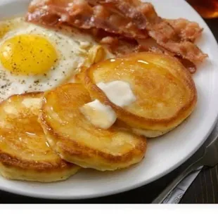 a plate of breakfast food