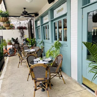 the outside of the restaurant