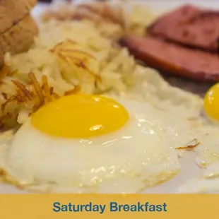 a plate of breakfast food