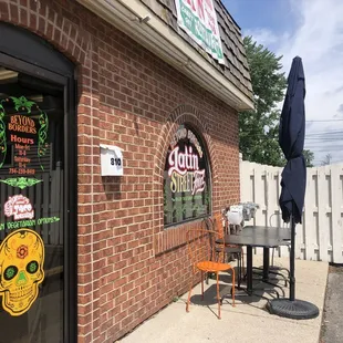 the outside of a restaurant