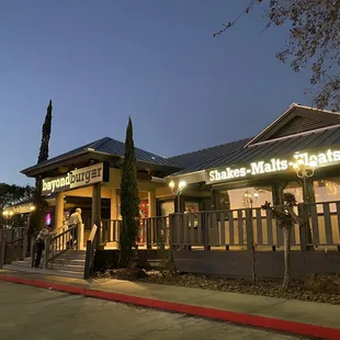 the front of a restaurant at night