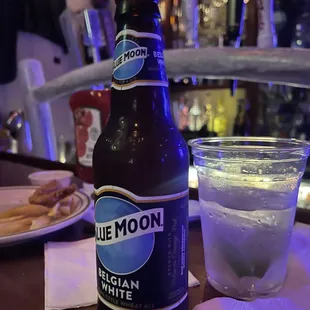 a bottle of blue moon indian white