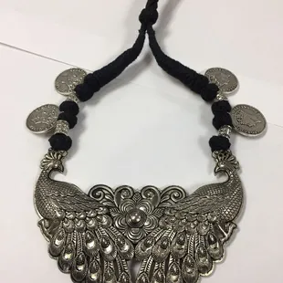 Vintage look neck piece