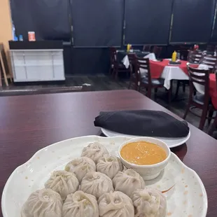 Un plato llamado Momos, es un restaurante de Nepal. Buen plato, no lo recomiendo muy de noche. La atención es buena!