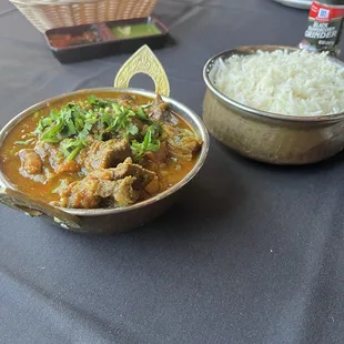 Un plato de goat o cordero, pero muy picante y condimentado, pedirlo no spicy ! La niña que atiende aveces no dan las vueltas completas