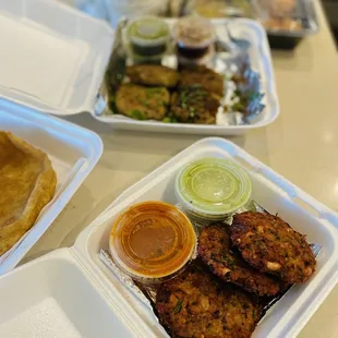 Aloo Tikki (2 Pieces ) Bhojan Tiffin combo Medhu Vada Masal Vada Sambar Poori