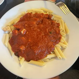 Penne with marinera with chicken