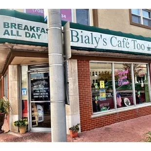 Outside Bialy&apos;sCafe (Corner W 95th St/S California Ave)Evergreen Park,IL.Old Fashion Family Diner.w/ MexicanTwist. GreatService&amp;Food. Cool!