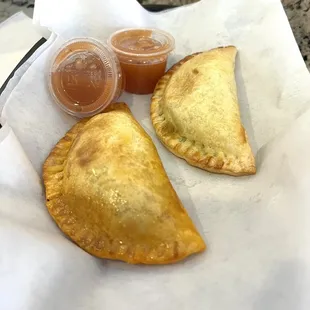 Uno pollo y uno Spinach empanadas con salsa