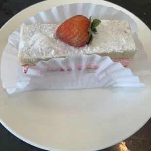 Vegan strawberries short cake