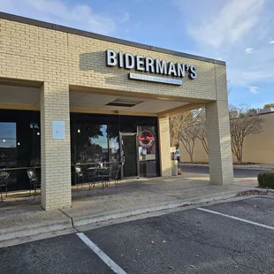 the outside of the restaurant