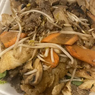 Crispy noodles with beef