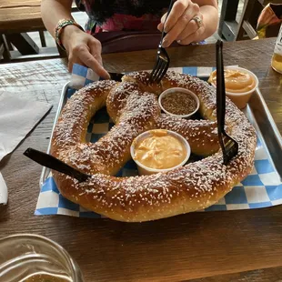 Yad Brezeln (Giant Pretzel)
