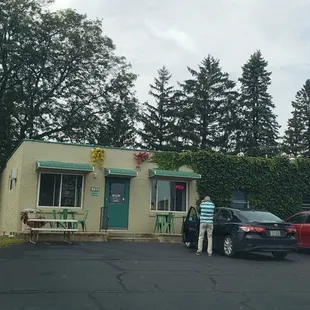 The place is small, the green is a house and not the store