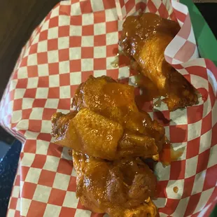 Hot buffalo garlic wings were delicious!