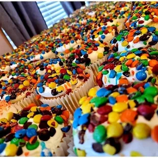 a table of cupcakes