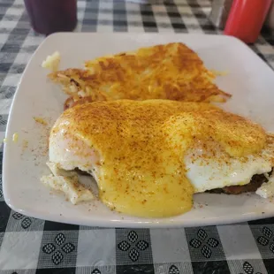 a plate of breakfast food