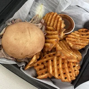 Pulled Pork Sandwich w. Seasoned Waffle Fries