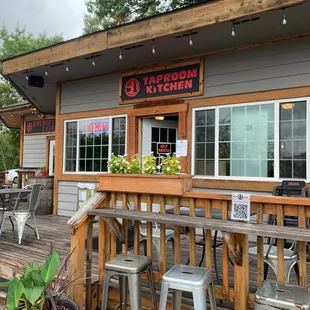 the outside of the restaurant