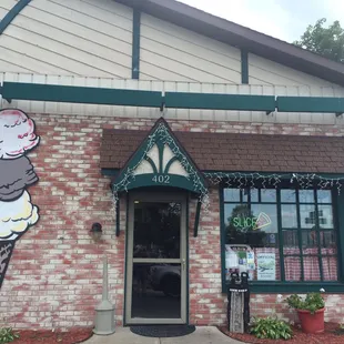 Cute little pizzeria, right across from the marina.