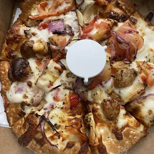 Wimpy size Roasted garlic and peppers, red onion , tomato on white sauce (Alfredo).