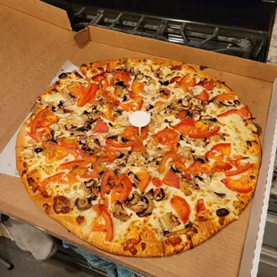 Custom biggest chicken, mushrooms and tomatoe on creamy garlic sauce