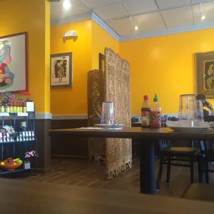 Nice, clean decor. And I'd buy a tee with that elephant on it.