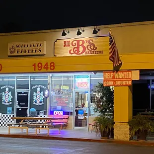 the outside of a restaurant